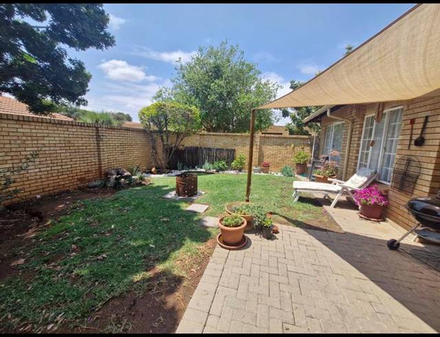 2 BEDROOM TOWNHOUSE FOR SALE IN SINOVILLE